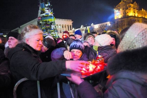 26 лютого на столичному майдані Незалежності людям роздавали свічки