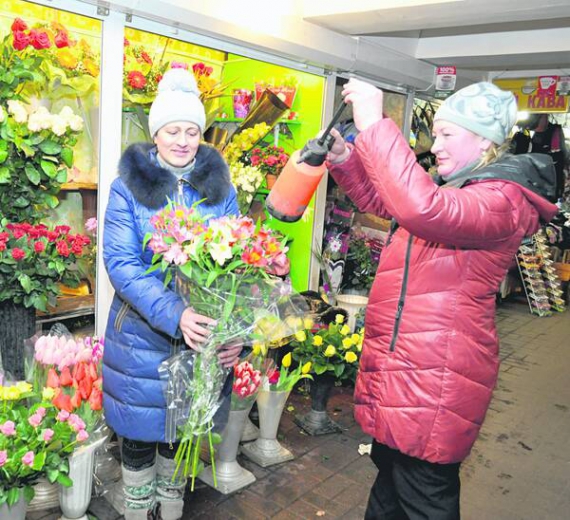 Альона Голубенко (праворуч) торгує квітами в переході біля столичного метро Житомирська. Має 25 сортів тюльпанів, понад 30 видів троянд, є хризантеми й орхідеї. Рекомендує купувати українські, бо вони не в’януть до двох тижнів