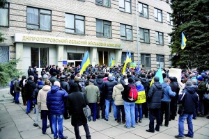 Зранку 2 березня до військового комісаріату Дніпропетровської області прийшло понад тисячу чоловіків. Частина — військовозобов’язані, частина хотіла записатись до лав Збройних сил добровольцями