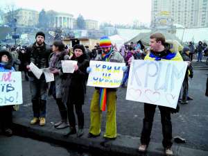 Учасники віче на майдані Незалежності вийшли з плакатами на підтримку Криму та цілісності України