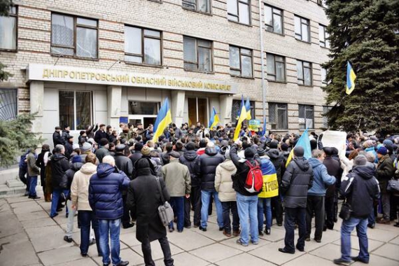 Чоловіки стоять біля Дніпропетровського обласного військового комісаріату 3 березня. Записуються до Збройних сил України. Про мобілізацію населення у зв’язку із загрозою військового протистояння Росії оголосив секретар Ради національної безпеки та оборони Андрій Парубій