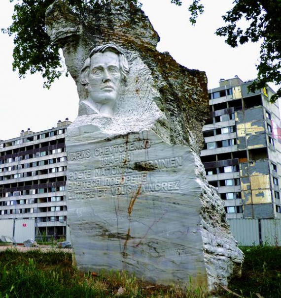 Тулуза, Франція, 1971 — автор пам’ятника Шевченкові естонський скульптор Арнольд Алас. Цей скульптор — також автор монумента радянському солдатові в Таллінні, який 2007-го перенесли з центру міста на військове кладовище