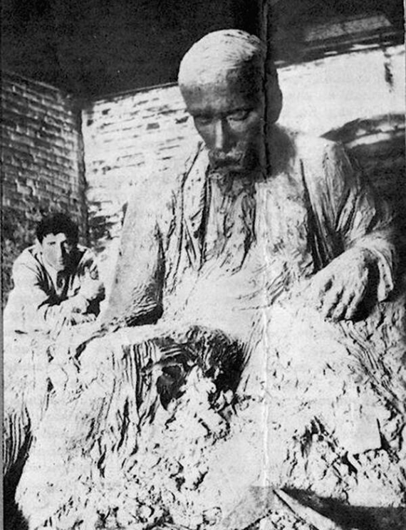 Іван Кавалерідзе в майстерні біля пам’ятника Тарасові Шевченку, який поставили в Ромнах 1918 року. Скульптор є також автором пам’ятника поетові в Полтаві