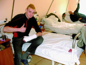 Учасник протестів 28-річний Олексій із Полтави погодився поїхати на лікування у Львів. Лягати у столичну лікарню не захотів, бо за активістами стежили й погрожували в’язницею