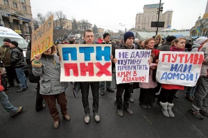 На Всенародне віче 2 березня на столичний майдан Незалежності протестувальники прийшли з плакатами проти вторгнення російських військ в Україну. Віче пройшло під гаслом ”Україна і Крим – єдині”