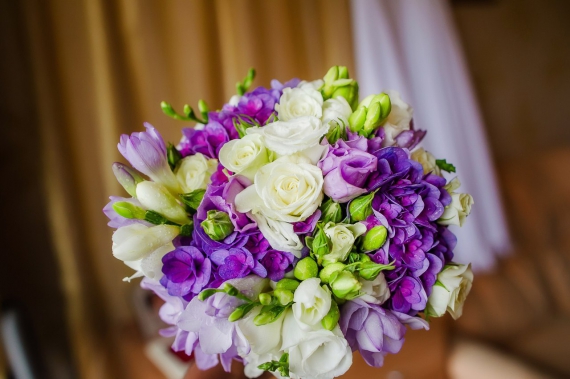 Цветы в руках невесты должны гармонировать с платьем и аксессуарами