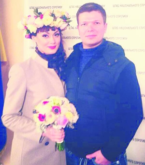 Нардеп-”бютівець” Леонід Ємець із дружиною Світланою весілля святкували на Майдані. Наречена наділа вінок із троянд