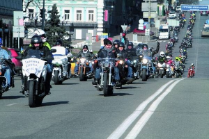 Понад 200 байкерів у Києві взяли участь в автопробігу. Їхали з Михайлівської площі до пам’ятника Тарасові Шевченку 9 березня. В різних містах України акція пройшла під гаслом ”Нахрена нам війна? Пішла вона на…”. У такий спосіб байкери висловили невдоволення ситуацією у Криму