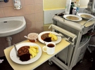На обід у жешувській лікарні українським пацієнтам дали картоплю, тушковане м’ясо, салат і яблучний сік. Родичів поранених майданівців теж годують безкоштовно
