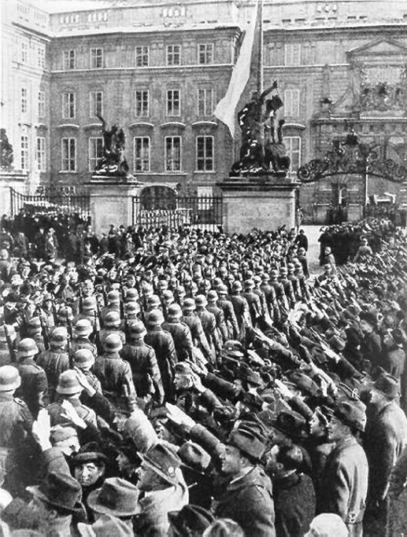 На Празький град — резиденцію чехословацьких президентів — вступають німецькі війська, 15 березня 1939 року