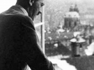 Адольф Гітлер дивиться, як на Празький град — резиденцію чехословацьких президентів — вступають німецькі війська, 15 березня 1939 року