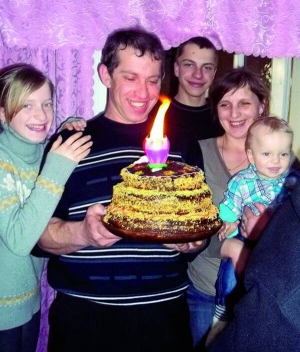 Ігор Ткачук святкує з родиною 37-й день народження. У нього залишилися троє дітей. Молодшому сину Денисові — рік