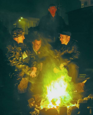 Колишній російський політв’язень Михайло Ходорковський гріється з майданівцями біля вогнища. 9 березня прийшов на Майдан із Юрієм Луценком