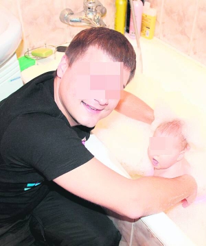 Владислав Тимченко із Черкас купає сина Данила. Працює лікарем швидкої допомоги. Після того як мало не заразився ВІЛ-інфекцією, думав покинути роботу