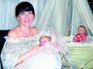 Харківський бізнесмен Олена Рижкова тримає іграшкову копію  немовляти. Робить такі два роки
