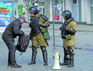 17 березня бійці кримської самооборони перевіряють наплічник перехожого на вулиці Сімферополя