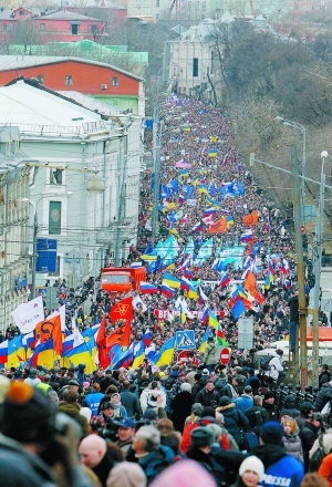 Росіяни йдуть ”Маршем миру” вулицями Москви на знак протесту проти військового вторгнення Росії до Криму та на підтримку України. Організатори налічили  від 50 до 70 тисяч учасників акції