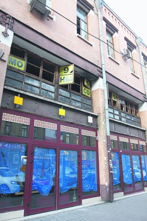 Вигорілі приміщення столичного Бессарабського ринку після пожежі 14 березня. На другому поверсі повибивані шибки. Вікна ресторану, де, ймовірно, зайнялося, завісили шторами. Вивіску закладу власники закрили синім поліетиленом