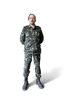 Павло БІЛОУС, 44 роки, вихователь у скаутських таборах. Народився в Кам’янці-­Подільському на Хмельниччині. Закінчив місцевий педагогічний інститут. Працював учителем фізики, журналістом, у рекламному бізнесі.  Останні 22 роки – вихователь у пластунських таборах. Вивчає способи виживання в екстремальних умовах. На Майдан приїхав у грудні торік. Очолював П’ятнадцяту сотню. Під час кривавих подій 18–21 лютого стояв на передовій  – на барикадах по вул. Грушевського. Минулого тижня записався до лав Української резервної армії. Її створили активісти Майдану.  Має байдарку, сплавляється гірськими річками. Одного зі своїх синів брав у такі походи з 6-місячного віку. Любить читати фантастику й дивитися такі ж фільми. Одружений втретє.  Має шестеро дітей