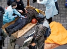 Лікарі обробляють рану чоловікові на столичному майдані Незалежності 20 лютого. Мобільні медпункти були забезпечені найкращою апаратурою: кияни постійно питали, які ліки й витратні матеріали необхідні, й одразу приносили