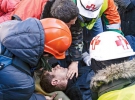 Міліціонерові, пораненому під час сутичок на вулиці Грушевського 18 лютого, надають допомогу лікарі медичної служби Майдану. 18–20 лютого в Києві загинули 82 особи – 71 протестувальник та 11 силовиків. Постраждали 1350 людей