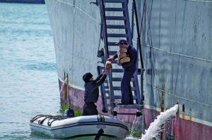Українські моряки корабля ”Славутич” отримують хліб. Севастополь, 18 березня 2014 року