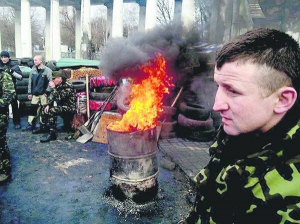 Активісти Майдану палять шини біля стадіону ”Динамо” в центрі Києва 18 березня. Хочуть нагадати чинній владі, що скинули її попередників, і якщо вона не працюватиме, на неї чекає те саме