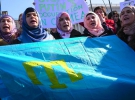 Кримські татарки прибули зі своїм національним прапором на антивоєнний мітинг на майдані Незалежності в Києві 8 березня 2014 року 