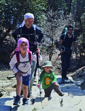 Львів’янин Едмунд Щебельський із дітьми Ніколь та Яном піднімаються на гору Аннапурна в Гімалаях. Ідуть стежками, які виклали камінням непальці