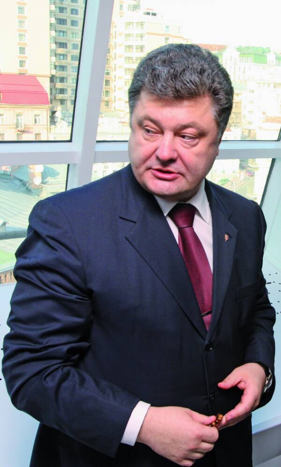 Тодішній голова Наглядової ради Нацбанку Петро Порошенко під час ”Дискусійного клубу” з українськими політиками у столичному ”Пінчук Арт Центрі” 31 березня 2010 року