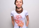 Художниця Марися Рудська у футболці зі своїм малюнком