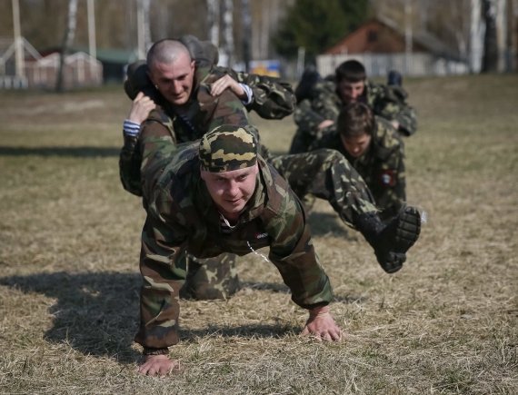 Тренировка батальйона самоборонцев Майдана на базе Национальной гвардии под Киевом. 31 марта 2014. 