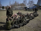 Тренировка добровольцев с Майдана на базе Национальной гвардии под Киевом. Самых умелых позже зачислят в гвардейские подразделения. 31 марта 2014. 