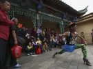 Виступ 71-річного актора-трансвестита в парку міста Куньмінь. Китай, 30 березня 2014.