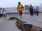 На прошедшей неделе Чили три раза испытала толчки 8-балльного землетрясения. Расколотая трасса вдоль океана в городе Икике, наиболее постродавшем от стихии. 2 апреля 2014.