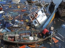 В результате землетрясения на побережье Чили обрушились  цунами. На фотографии - утопленные лодки в порту Икике. 2 апреля 2014.