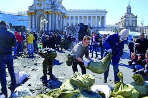 Активісти носять мішки з камінням та складають на клумбу. З Майдану під час прибирання вивезли метал та органічне сміття. Пляшки і каміння залишили