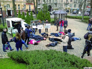 Активісти громадської організації ­”Відсіч” попадали на землю на знак протесту щодо продажу російських кави та чаю в мобільних кав’ярнях біля Золотих воріт. Такий флешмоб відбувся 4 квітня в усіх районах столиці