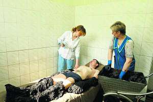У санаторії ”Шкло” в однойменному селищі Яворівського району Львівської області пацієнт приймає грязьові ванни