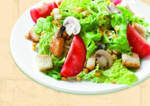 На столі щодня мають бути салати зі свіжої зелені. Рукола очищує кишківник, а листя кульбаби розщеплює жир
