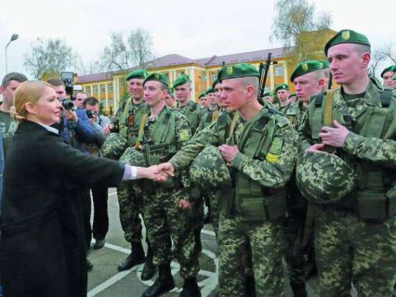 9 квітня лідер ”Батьківщини” Юлія Тимошенко спілкується з прикордонниками. Вона вважає, що  зараз головне завдання політиків — згуртувати народ