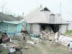 У дворі Марії Наавгуст із села Сапіжанка Шаргородського району Вінниччини стояли дві хати. Стара, у якій жила господиня, впала. У новій (на фото), де мешкала її сестра з донькою, зруйнувалися кілька стін, посунувся дах