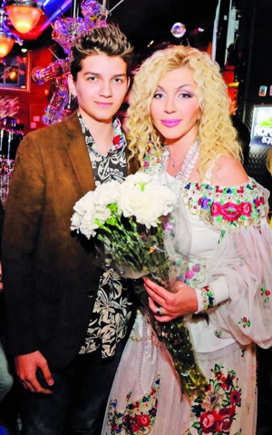 Ірина Білик із сином Глібом на святкуванні свого 44-річчя у столичному ресторані ”Дежавю”