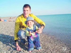 Станіслав Карачевський з молодшою донькою Софією відпочивають біля моря. На вихідних часто бував із дітьми на природі