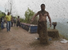 Повелитель пчел, китаец Ши Пин, с 460 тысячами насекомых на своем теле. Общий вес пчел составил 45 кг. Китай, Чунцин, 9 апоеля 2014.