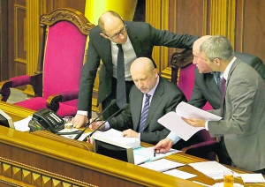 Прем’єр-міністр Арсеній Яценюк (ліворуч) і спікер Олександр Турчинов у сесійній залі спілкуються з народними депутатами під час обговорення законопроекту про держ­закупівлі 10 квітня