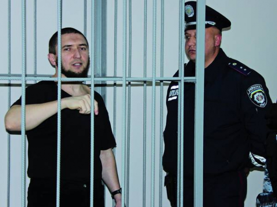 Сергій Макоцей зізнається, що бив Павла Теплюка, але вини в його смерті не визнає. У залі суду його охороняли 12 міліціонерів