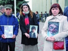 Оксана Теплюк (праворуч) зі знайомою тримають фотографії сина Павла до і після нападу на нього Сергія Макоцея