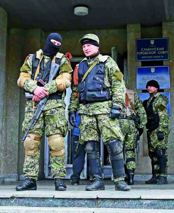Озброєні сепаратисти біля міськради Слов’янська в Донецькій області. 14 квітня 2014 року