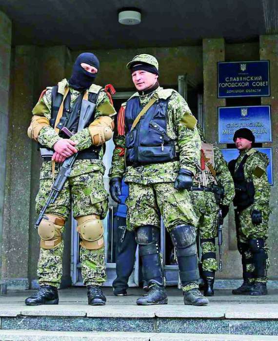 Озброєні сепаратисти біля міськради Слов’янська в Донецькій області. 14 квітня 2014 року